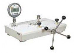 Fluke P5513-2700G-3/C Pneumatic Pressure Calibrator, 3 Gauges Accredited, 20mPa-
